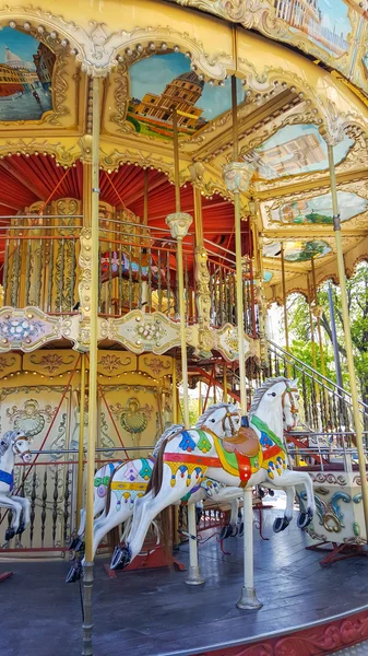 Muhteşem güzel atlıkarınca. Çocuk eğlence, eğlence.