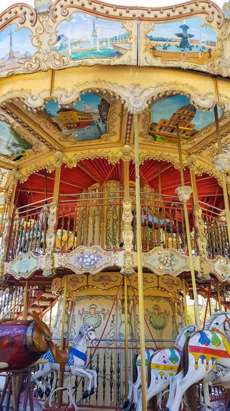 Muhteşem güzel atlıkarınca. Çocuk eğlence, eğlence.