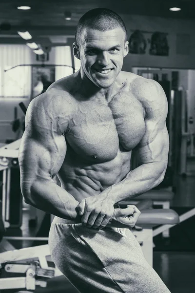 Muscular bodybuilder in the gym — Stock Photo, Image