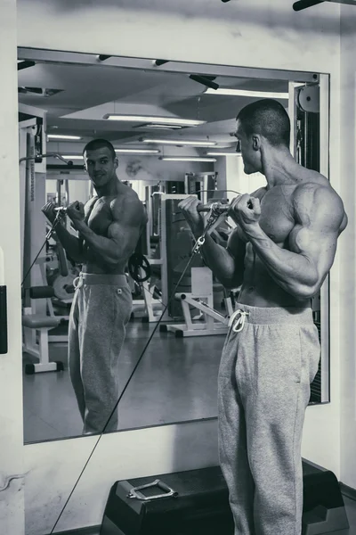 Culturista muscolare in palestra — Foto Stock