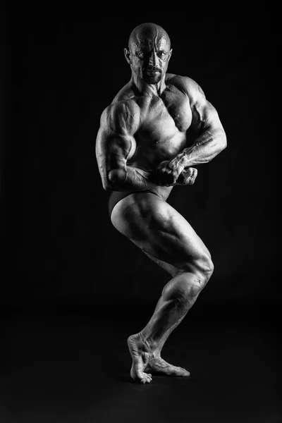 Brutaler Bodybuilder auf schwarz — Stockfoto