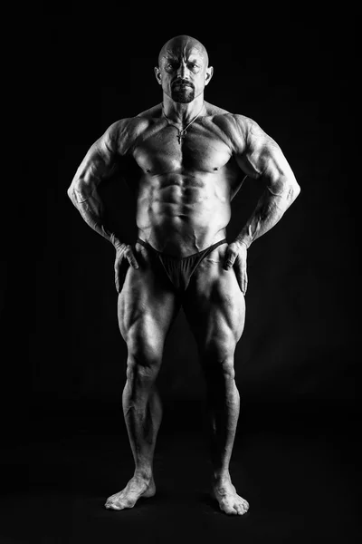 Bodybuilder brutale su nero — Foto Stock
