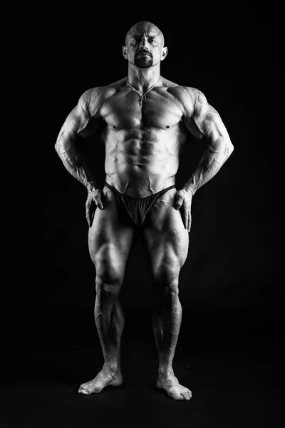 Brutaler Bodybuilder auf schwarz — Stockfoto