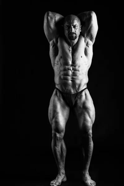 Bodybuilder brutale su nero — Foto Stock