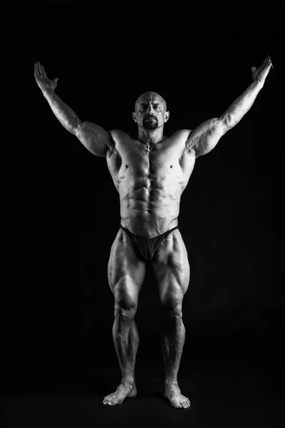 Bodybuilder brutale su nero — Foto Stock