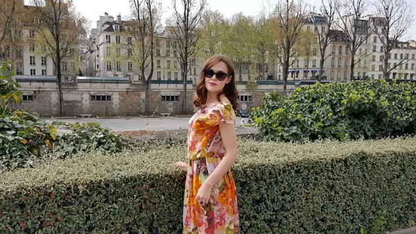 Hermosa chica en las calles de París — Foto de Stock