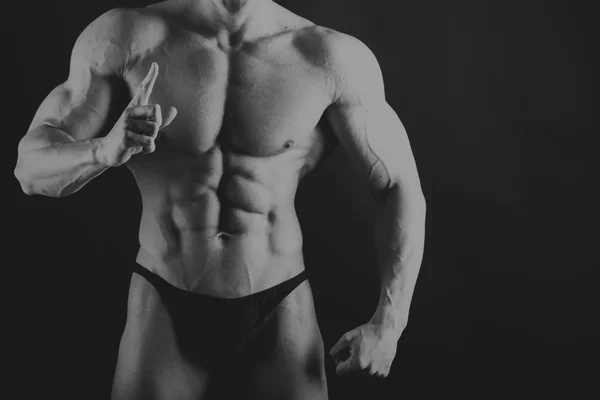 Bellissimo corpo muscolare sul nero — Foto Stock