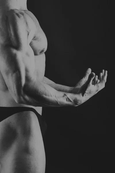 Belo corpo muscular em preto — Fotografia de Stock