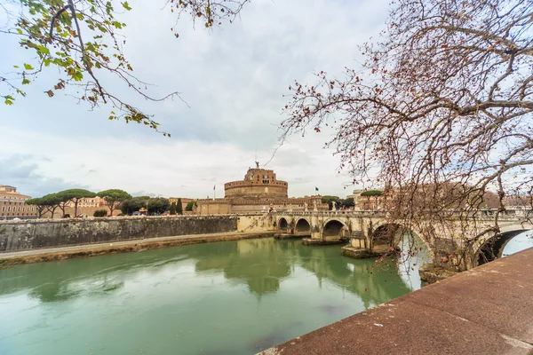 Rzym - 12 stycznia: Miły widok rzeki Tyber 12 stycznia 2016 w Rzym, Włochy. — Zdjęcie stockowe
