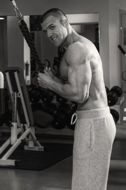 Jimnastik salonu kas vücut ile güçlü