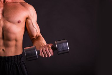 Kaslı adam siyah dumbbells ile