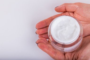 Beyaz ellerinde krem