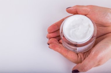 Beyaz ellerinde krem