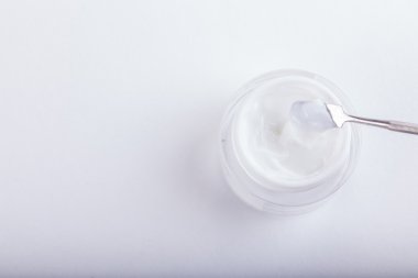 Beyaz ellerinde krem