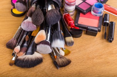 Boya fırçaları ve diğer kalıcı makyaj araçları