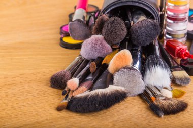 Boya fırçaları ve diğer kalıcı makyaj araçları