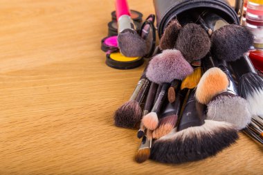 Boya fırçaları ve diğer kalıcı makyaj araçları