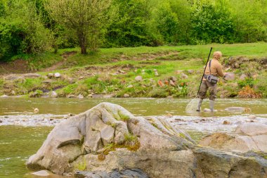 Dağ Nehri üzerinde Balık tutma. Alabalık balıkçılık. Balıkçı balıkçılık 