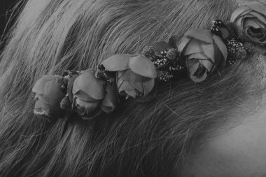 Bir çelenk içinde onun saç, siyah-beyaz fotoğraf ile güzel esmer