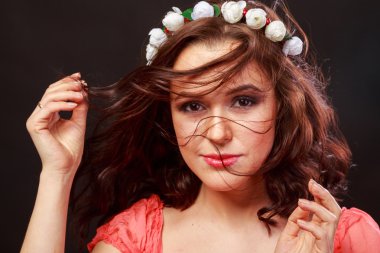 Hafif bir arka plan üzerinde kısa bir etek bir kız. Güzel ve genç birbayan. Güzel profesyonel makyaj.