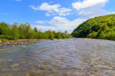 Muhteşem sahne dağ Nehri üzerinde. Yaz tatil ve bayram