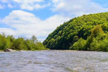 Muhteşem sahne dağ Nehri üzerinde. Yaz tatil ve bayram