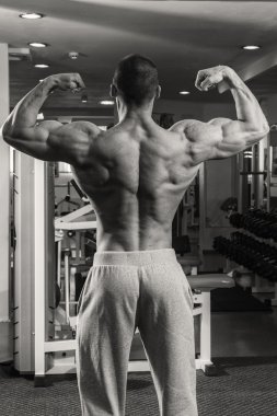 Spor salonunda yakışıklı kaslı adam