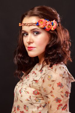 Saçında çiçek olan güzel bir kız.