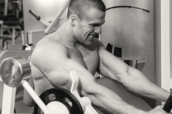 Stark mit muskulösem Körper im Fitnessstudio — Stockfoto