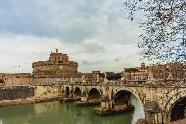 ROMA - 12 gennaio: Bella vista sul fiume Tevere 12 gennaio 2016 a Roma . — Foto Stock