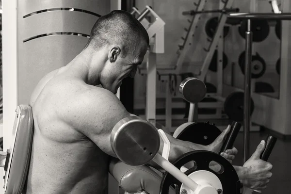 Forte con il corpo muscolare in palestra — Foto Stock