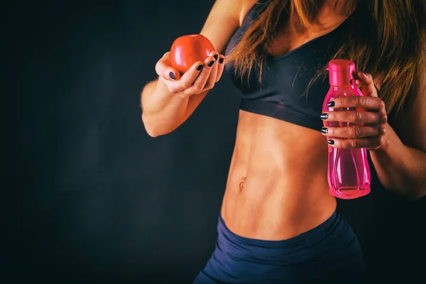 Elegante vrouwen getraind lichaam op zwart. Fitness voor vrouwen — Stockfoto