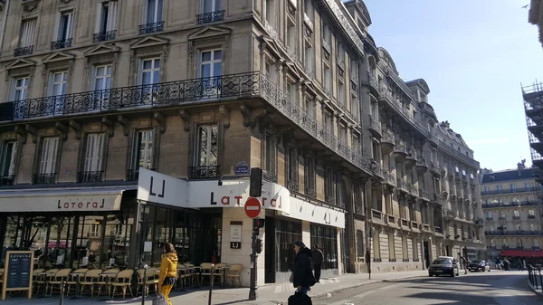 Paris, france - april 25: prachtvolle strassen von paris france auf — Stockfoto