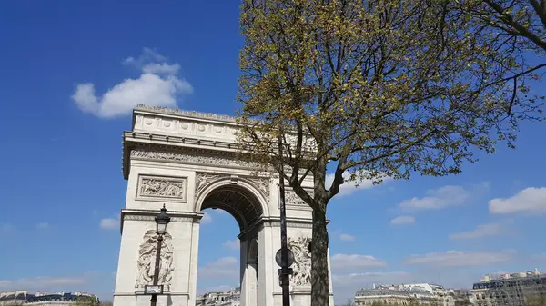 Париж, Франция - 25 апреля: Прекрасный вид на Триумфальную арку — стоковое фото