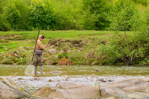 A pescar no rio da montanha. Pesca da truta. Pesca do pescador — Fotografia de Stock