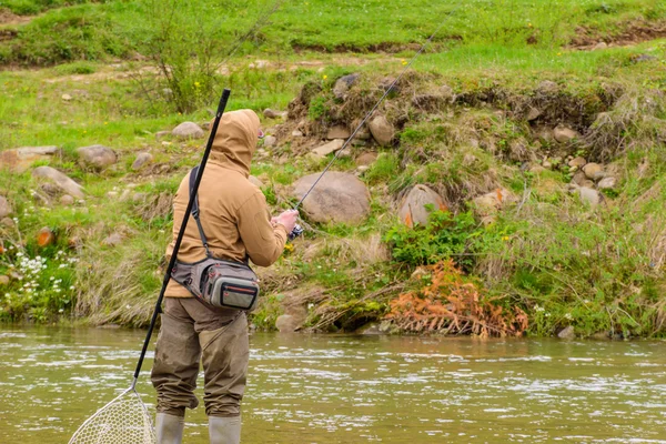 Pesca en el río de montaña. Pesca de truchas. Pesca del pescador —  Fotos de Stock