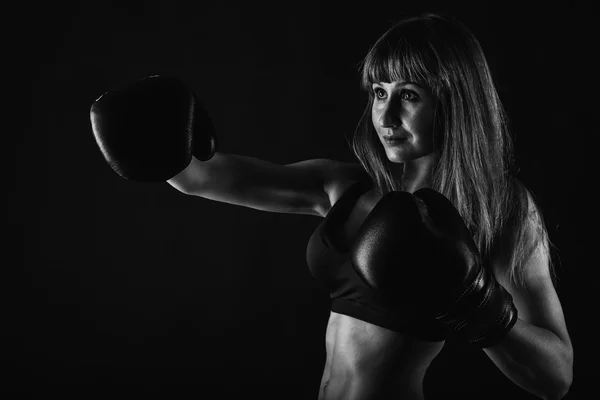 A menina com um corpo bonito treinado em luvas de boxe — Fotografia de Stock