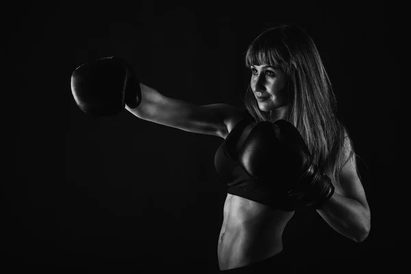 A menina com um corpo bonito treinado em luvas de boxe — Fotografia de Stock