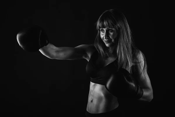 La chica con un hermoso cuerpo entrenado en guantes de boxeo — Foto de Stock