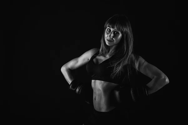 La chica con un hermoso cuerpo entrenado en guantes de boxeo —  Fotos de Stock