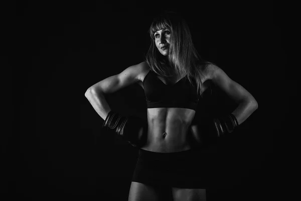 A menina com um corpo bonito treinado em luvas de boxe — Fotografia de Stock