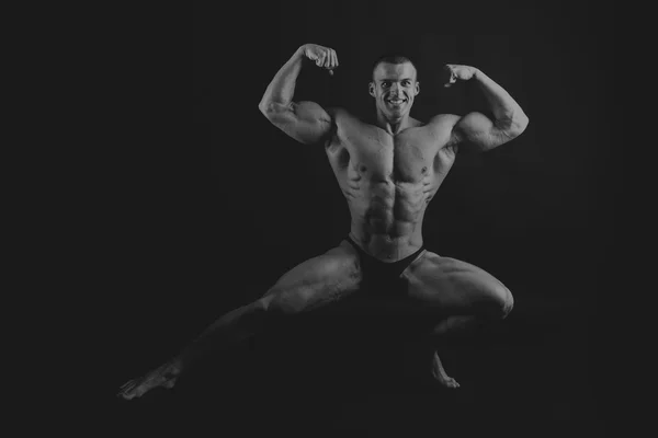 Emotionele bodybuilder op zwart — Stockfoto