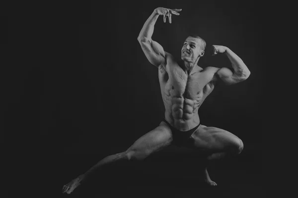 Känslomässiga bodybuilder på svart — Stockfoto