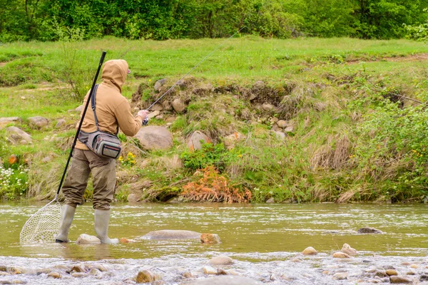 山の川で釣り。マス釣り。釣りの漁師 — ストック写真