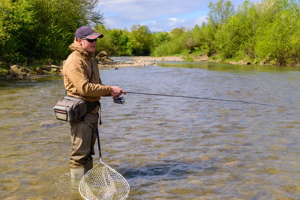 山の川で釣り。マス釣り。釣りの漁師 — ストック写真
