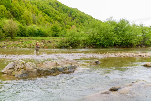 Риболовля на гірській річці. Риболовля з форелі. Риболовля — стокове фото