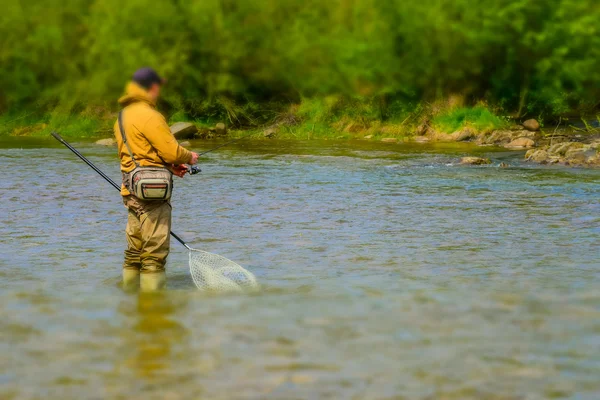 Pêche sur la rivière de montagne. Pêche à la truite. Pêcheur pêche — Photo