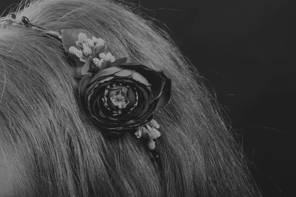 예쁜 갈색 머리와 그녀의 머리, 흑백 사진에 화 환 — 스톡 사진