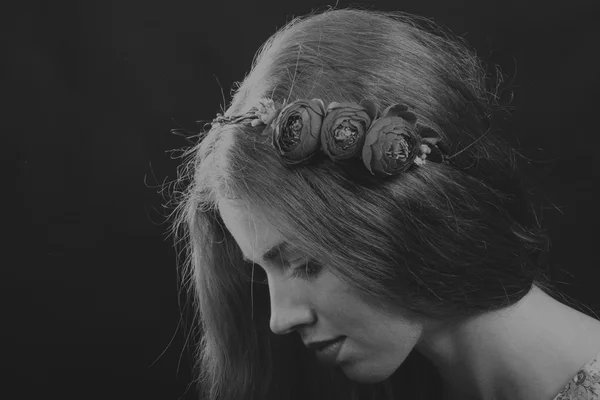 Bonita morena con una corona en el pelo, foto en blanco y negro —  Fotos de Stock