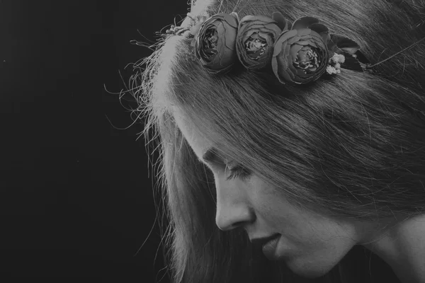 Morena bonita com uma coroa de flores no cabelo, foto em preto e branco — Fotografia de Stock